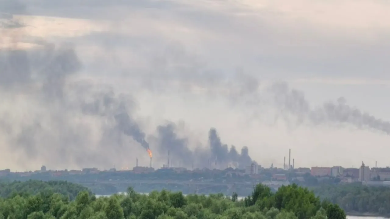Впервые с начала полномасштабной войны беспилотники добрались до Омской области: в результате налёта на территории крупнейшего НПЗ произошли взрывы и возгорание.