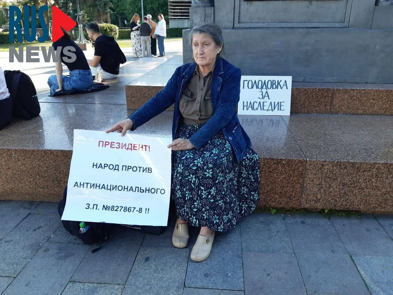 Председатель новосибирского отделения ВООПИК Наталья Шамина устроила голодовку у памятника Кириллу и Мефодию в центре Москвы в знак протеста против законопроекта о передаче региональным властям прав на исключение объектов культурного наследия; через час её задержала полиция.