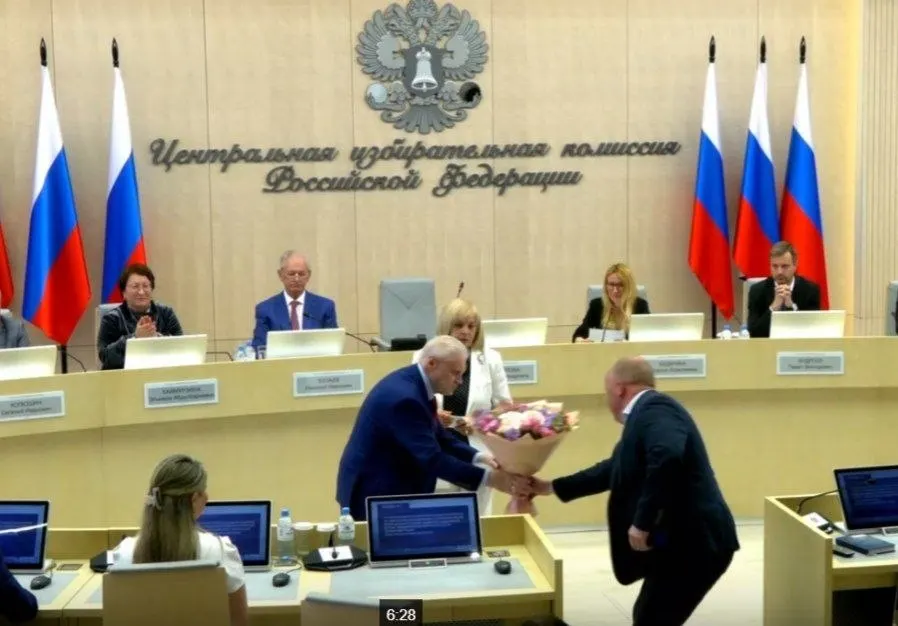 На заседании ЦИК единогласно подтвердили 260 кандидатов от «Справедливой России», выдали удостоверение Сергею Миронову, назначили члена комиссии с правом совещательного голоса и утвердили 43 финансовых уполномоченных «Яблоко» в регионах.