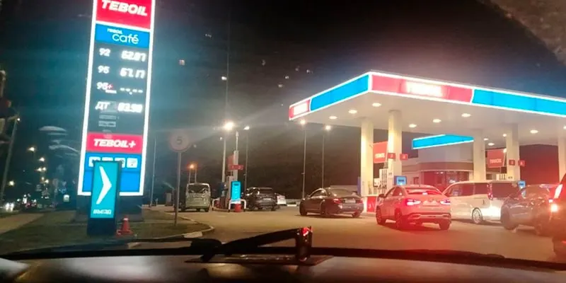В нескольких сибирских городах образовались очереди на автозаправках. Власти дают разные объяснения — от отсутствия проблем до связей с ударами по нефтеперерабатывающим заводам; при этом мэрия Новосибирска утверждает, что работа общественного транспорта не пострадала.