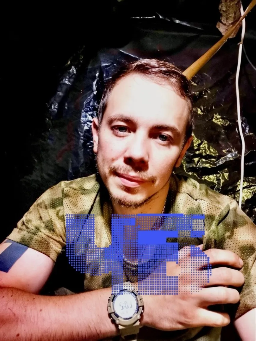 Родители утверждают, что их сына похоронили в Калининградской области без их уведомления — по закону распоряжаться телом и выплатами могла только «супруга», которую отец называет фиктивной.