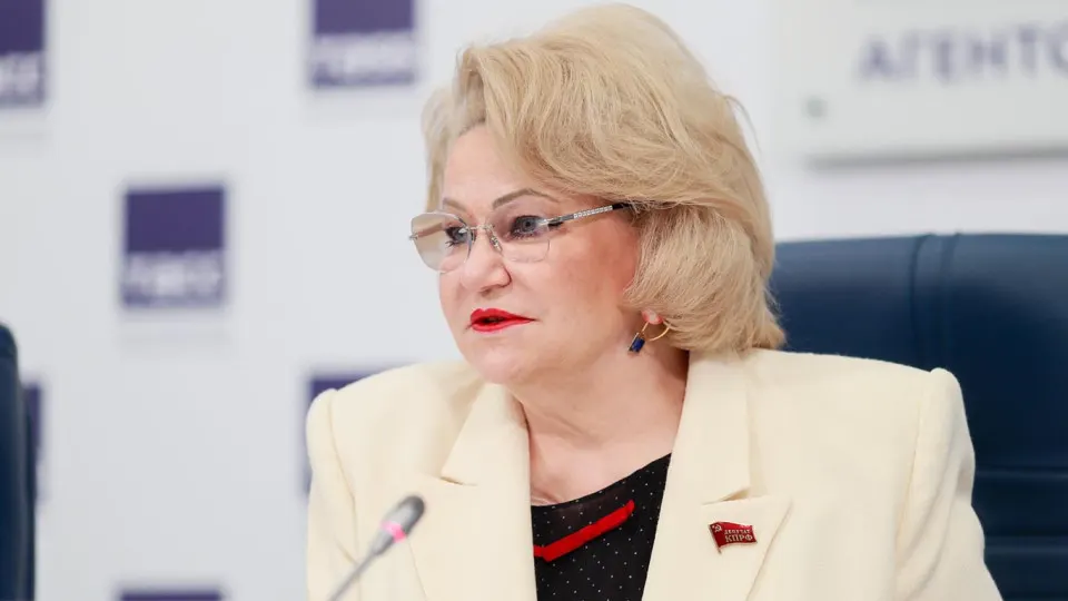 Нина Останина заявила, что власти скрывают реальные масштабы повреждений НПЗ после ударов, что уже вызывает дефицит топлива, риск срывов уборочной кампании и перебои с поставками продовольствия.