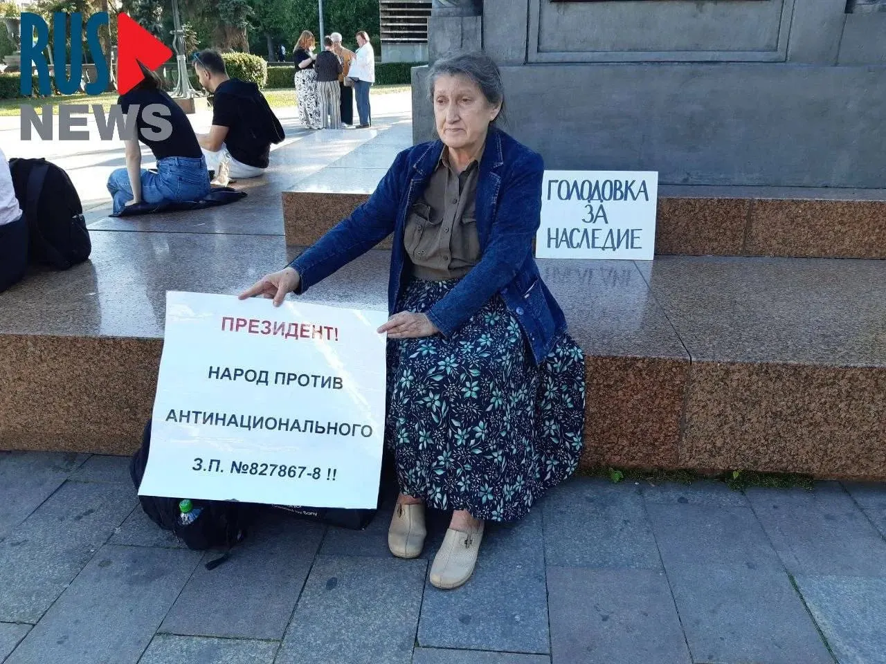 Активистки из Новосибирска провели пикеты и объявили голодовку в знак протеста против поправок о лишении памятников охранного статуса; одну из участниц после задержания отправили в психиатрическую больницу, коллеги готовят жалобы.