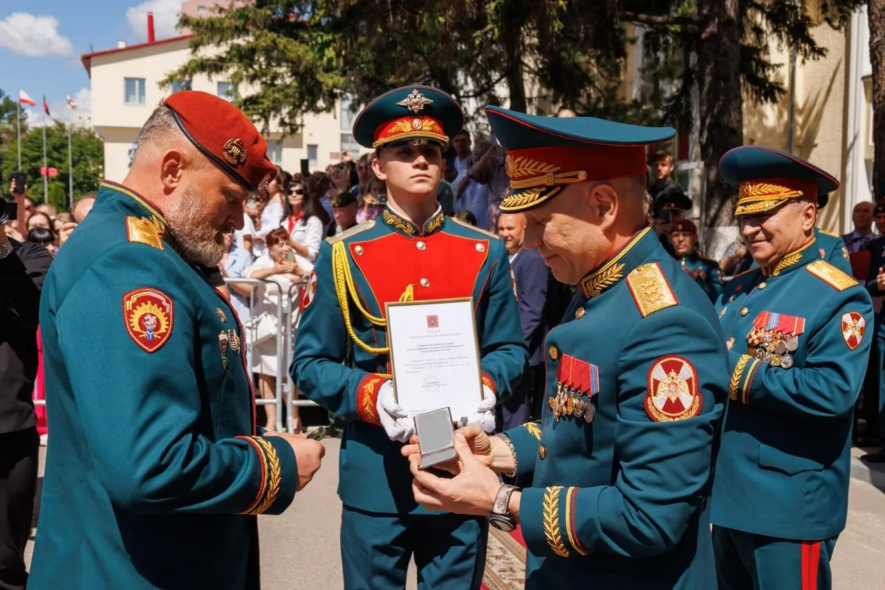 Начальнику Саратовского военного института войск национальной гвардии Александру Белоглазову присвоено воинское звание генерал-лейтенант; погоны вручил заместитель директора Росгвардии Анатолий Маликов.