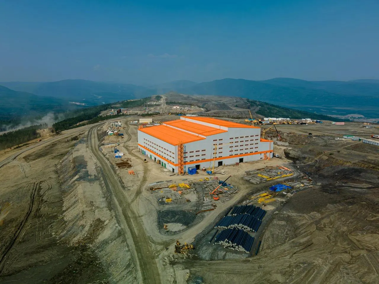 В 21-м пакете санкций Европейского союза оказалась компания GV Gold («Высочайший»). Ограничения затронут её активы и сотрудничество с европейскими контрагентами; в числе проектов — объекты в Иркутской области и Якутии.