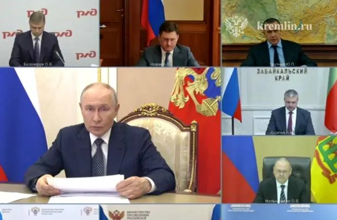 На совещании с президентом обсуждали обеспечение топливом органов власти и населения: губернатор Забайкалья предложил строить мини‑НПЗ и увеличить импорт топлива, президент поддержал меры и поручил активнее привлекать малый и средний бизнес.