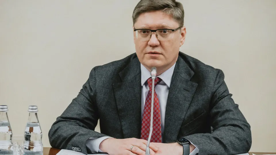 Заместитель руководителя фракции «Единая Россия» назвал недовольных топливным кризисом «обиженными подростками», связал дефицит с ударами по НПЗ и заявил о намерении восстановить мощности. Между тем аналитики фиксируют значительное падение переработки и повсеместное введение ограничений на продажу бензина.