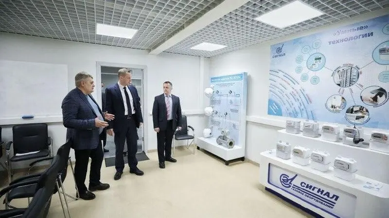 Совет ЕС в 21-м пакете санкций указал, что завод «Сигнал» производит комплектующие для вооружений и оказывает поддержку российским войскам; в пакет вошли 48 физлиц и 170 организаций.