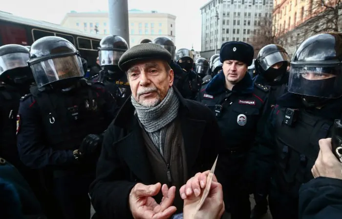 В Хорошевском суде Москвы началось заочное рассмотрение дела против 84‑летнего правозащитника: прокурор просит 6,5 года колонии и запрет администрировать сайты на 10 лет.