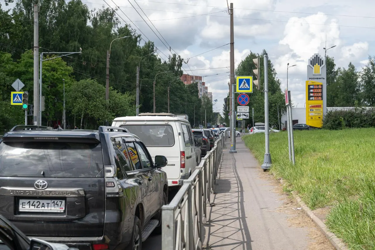 Проверка нескольких петербургских АЗС показала: в городе пока реализуют бензин Евро‑5. Работники заправок говорят о запасах и предлагают водителям сверять сопроводительные документы на топливо.