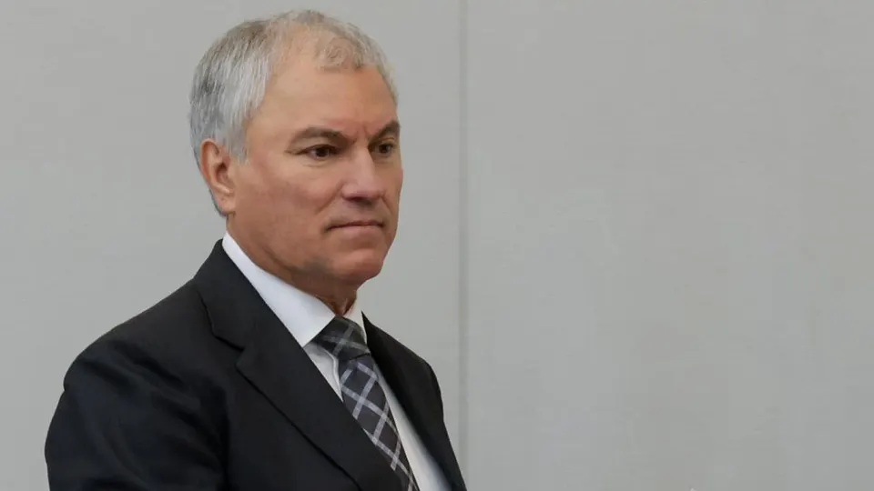 Спикер Госдумы призвал приоритетно развивать городской электротранспорт — трамвай, как способ сократить автопотоки. Другие депутаты призывают автомобилистов «потерпеть». Кризис связывают с ударами по топливной инфраструктуре и снижением производства бензина.