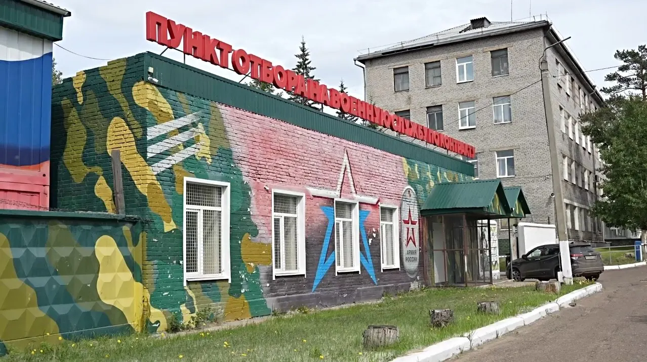 Республика увеличила региональную составляющую выплаты на 500 тыс. рублей — теперь общая единовременная выплата достигает 2,1 млн рублей. В бюджете на 2026 год предусмотрены 2,4 млрд рублей на аналогичные выплаты, что предполагает набор около 1,6 тыс. контрактников.