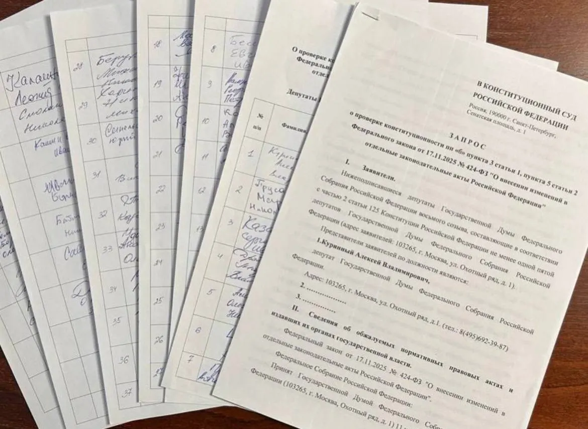 Алексей Куринный собрал 73 подписи коллег для запроса в КС РФ о проверке закона об обязательной отработке для студентов-медиков — для официального обращения требуется 90 подписей.