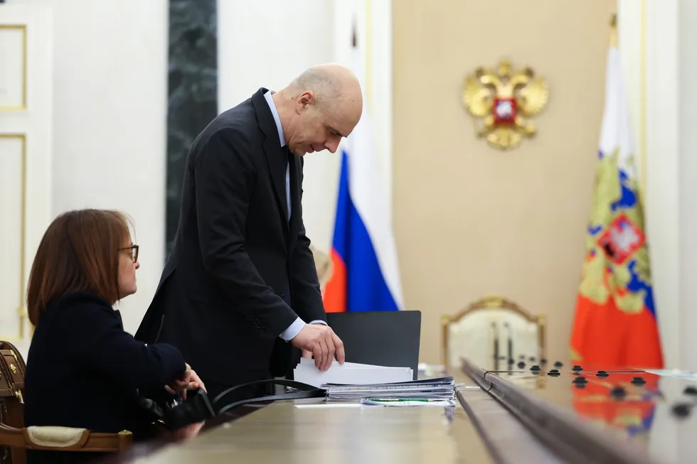Госдума дала Минфину право оперативно увеличивать расходы и наращивать госдолг без согласования с парламентом. Краткосрочное решение закроет кассовые разрывы, но усилит неопределённость, повысит стоимость денег и сведёт на нет бюджетную дисциплину.
