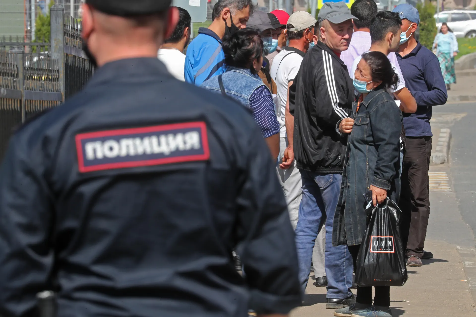 Правительство подготовило поправки ко второму чтению в Госдуме: в перечень оснований для безальтернативного выдворения иностранных граждан предлагают включить неповиновение пограничникам и дискриминацию.