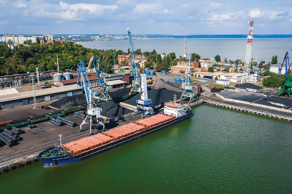 Минсельхоз предлагает покрыть до 90% расходов на перевозку зерна из Ростовской области в черноморские и балтийские порты после остановки отгрузок в Азовском море из‑за атак дронов.