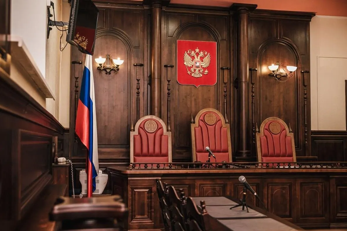 Правительство одобрило поправки, позволящие назначать на ряд должностей в судах выпускников юридических колледжей и студентов, освоивших не менее половины программы. Цель — снизить кадровый дефицит в аппаратах судов без дополнительных расходов бюджета.