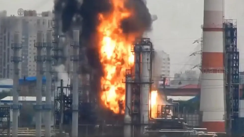 Остановки крупнейших нефтеперерабатывающих заводов привели к сокращению выпуска автобензина до 65% от обычного летнего потребления. Часть дефицита покрывается импортом и запасами, власти ограничили экспорт и усиливают импорт.