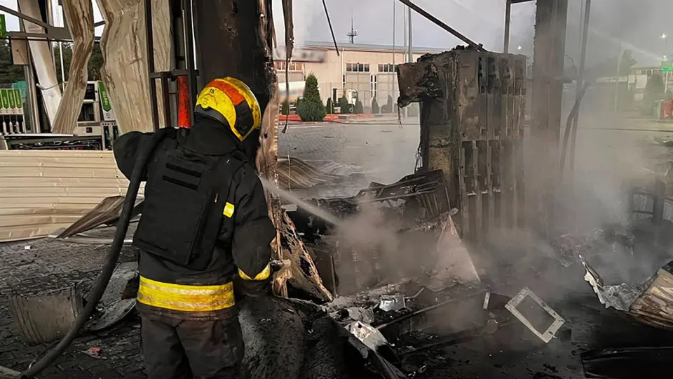 Ночной удар беспилотников по Днепропетровской области привёл к повреждению пяти автозаправок, есть погибшие и раненые. Одновременно в России складывается острый дефицит топлива: производство сократилось, введены лимиты и растут цены, Москва запускает экстренный импорт.