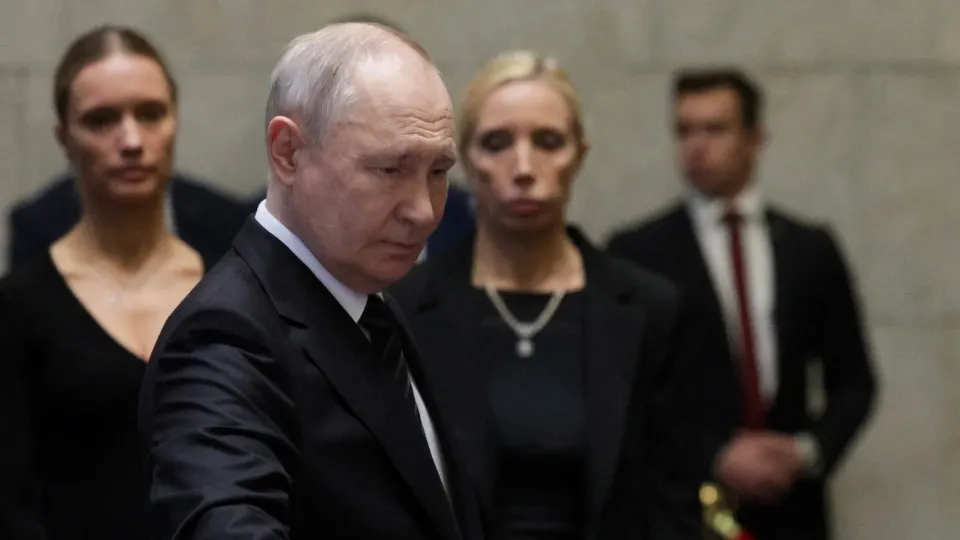 По сведениям информаторов, несмотря на призывы к миру и рекомендации советников остановить боевые действия на текущей линии фронта, российское руководство склоняется к расширению операции в Донбассе; это может привести к новой массовой мобилизации и ударам по ключевым объектам.