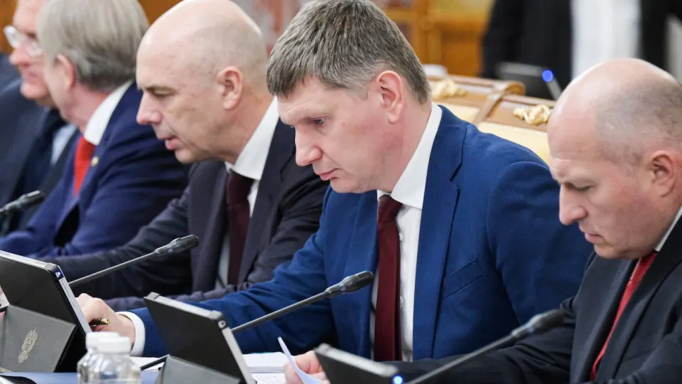 Минэкономразвития фиксирует рост ВВП на 0,2% за январь–май. Промышленность и инвестиции в целом стагнируют, наблюдаются сильные региональные дисбалансы и риски для бюджета на фоне падения цен на нефть.