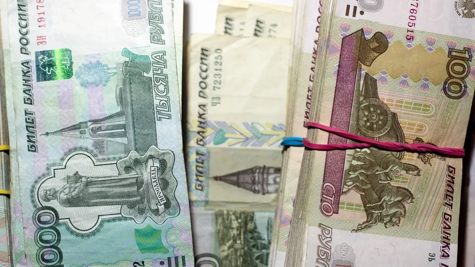 Банковская система теряет наличные рекордными темпами: за половину июля объем «кэша» в обращении вырос на 513 млрд рублей. Рост оттока сочетается с ухудшением возврата кредитов и увеличением заимствований банков у Центробанка — это повышает риски для стабильности сектора.