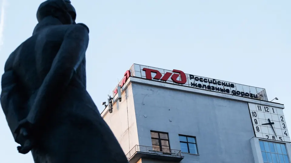 Правительство перенесло очередную индексацию тарифов РЖД на 1 октября, чтобы поддержать компанию с большими долгами: монополия сокращает инвестиции, наращивает заёмные средства и готовится к сокращениям персонала.