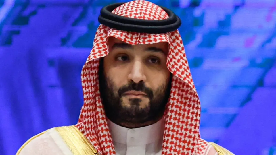 Saudi Aramco сократила официальную цену на сорт Arab Light на $11 за баррель для августовских отгрузок; это крупнейшее снижение за десятки лет и приводит к сильному давлению на котировки Brent и Urals, а также усугубляет финансовые риски для российского бюджета.