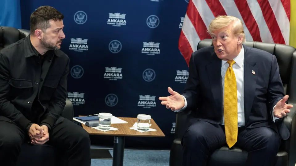 На саммите НАТО в Анкаре Дональд Трамп охарактеризовал недавние удары по российским нефтезаводам, оборонным предприятиям и трубопроводам как эскалацию, которая при этом может помочь завершить конфликт; аналитики фиксируют резкий рост атак ВСУ по удалённым регионам РФ.