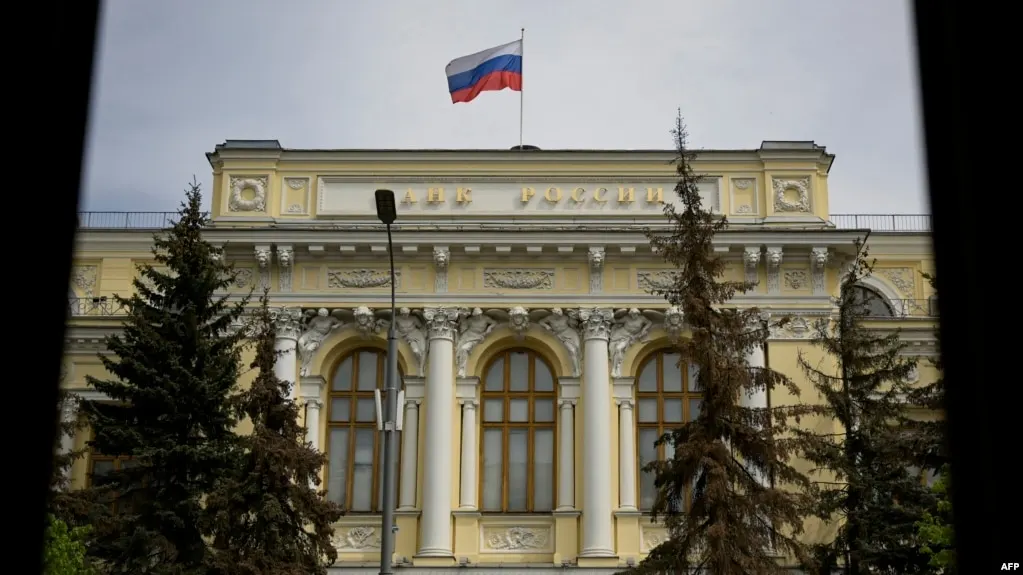 Банк России включил Bitcoin, Ethereum и Tether USDT в перечень криптовалют для публичного обращения на биржах. Регулятор сообщил о лимитах для неквалифицированных инвесторов и новых требованиях к тестированию рисков. Закон о цифровых валютах вступит в силу в 2026 году.