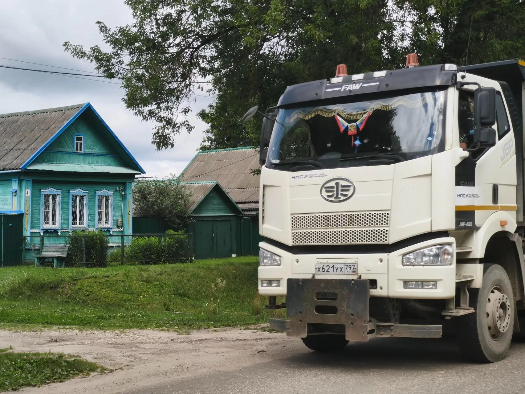 Жители деревень сталкиваются с изъятием жилья и приближением тяжёлого транспорта на фоне строительства скоростной магистрали.