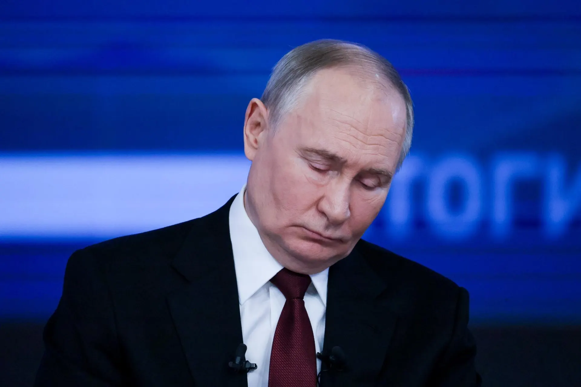 Президент объясняет причины начала специальных военных действий и цели операции.