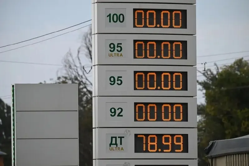 Правительство утвердило временную меру, позволяющую на АЗС продавать бензин и дизель разных экологических классов до 30 июня 2027 года для предотвращения дефицита.