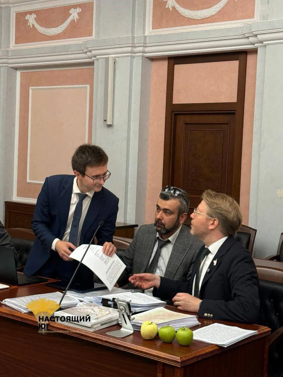 На заседании Верховного суда представитель ЦИК заявил о нарушениях со стороны партии Яблоко в предвыборной агитации и правах на интеллектуальную собственность; бюллетень может быть скорректирован после решения суда.