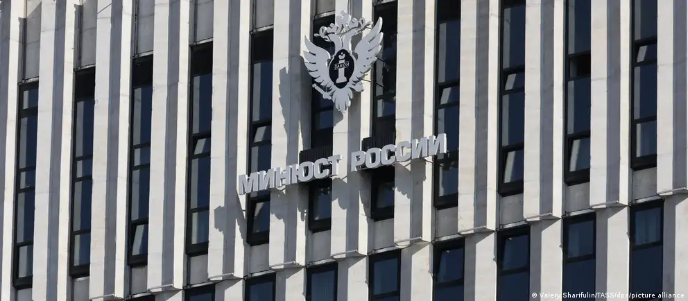 Министерство юстиции расширило перечень «нежелательных» организаций на шесть позиций, включая фонд защиты прав человека и антивоенное сообщество. Разбираемся в причинах и возможных последствиях.