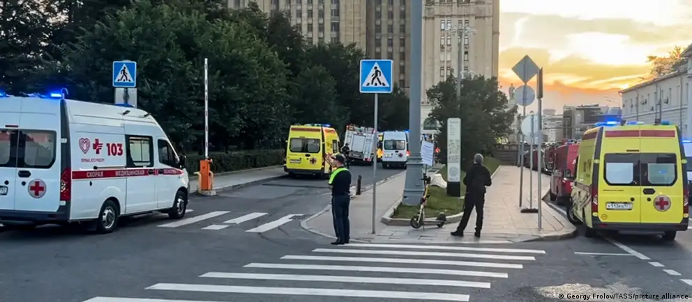 В центре Москвы прогремел взрыв у ресторана на Кудринской площади. По данным следствия, погибли несколько человек, возбуждено дело по статье о террористическом акте. Рассматривают версию о покушении на главнокомандующего Воздушно‑космическими силами.