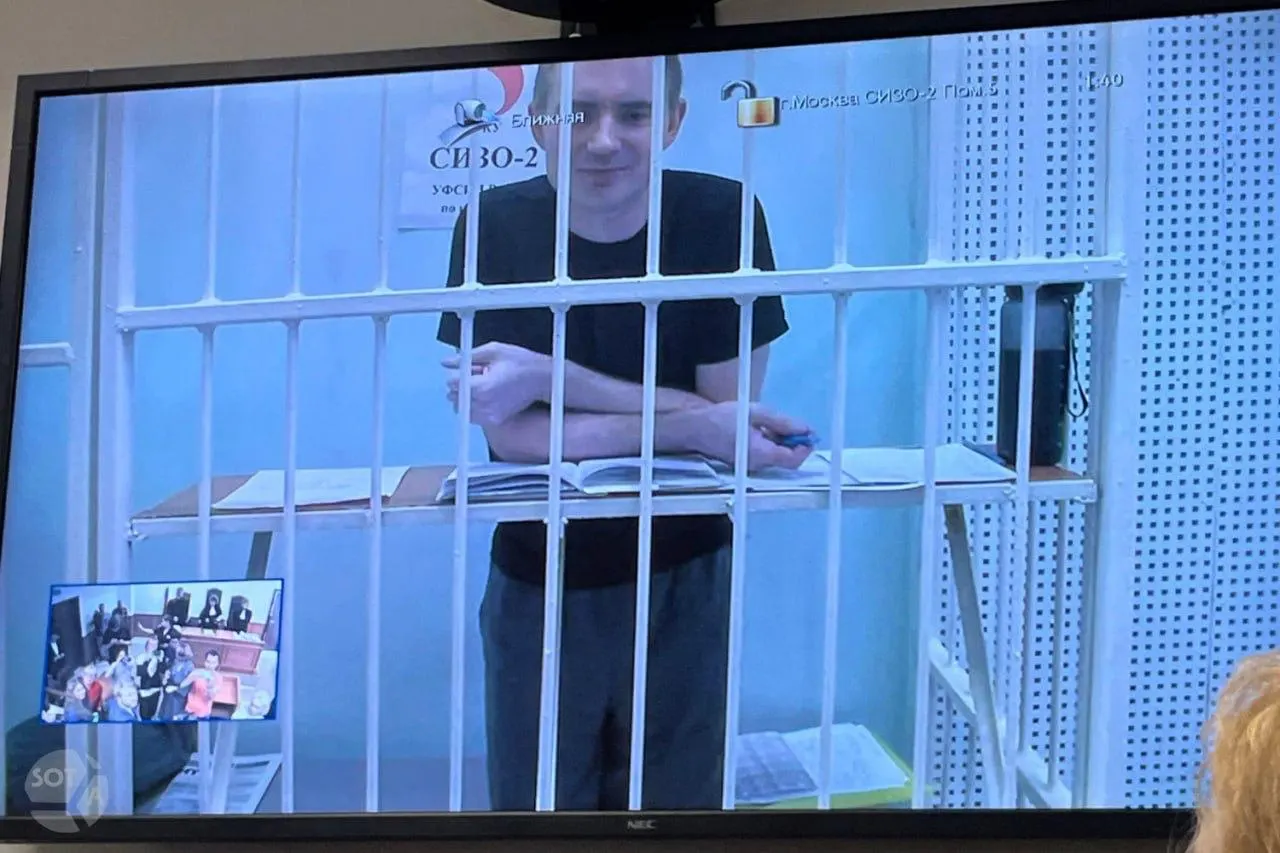 В Екатеринбурге дроны поразили жилые дома и склады; власти отменяют или сокращают линейки 1 сентября. Обзор ключевых событий региона.