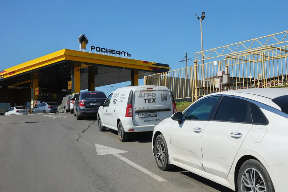В стране снова подорожало топливо, введены лимиты на продажу бензина и дизеля, растут очереди на заправках, экономические последствия ощущаются по всей стране.