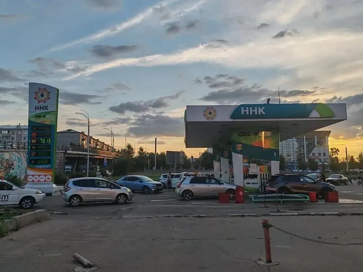 На заправках Бурятии очереди из‑за временных ограничений поставок бензина; власти заверяют, что топлива достаточно, а крупные поставщики указывают на запасы.