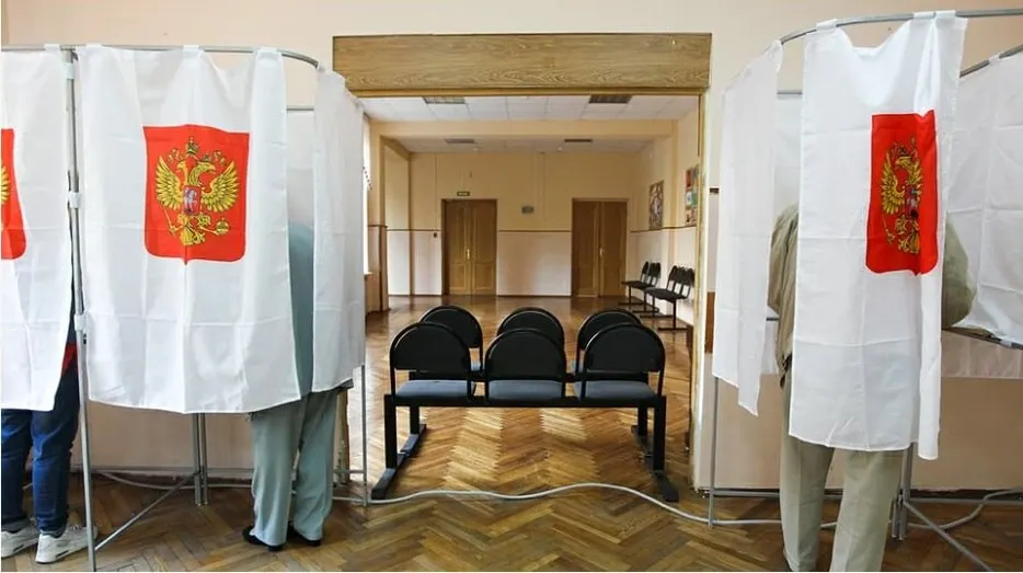 Методичка описывает принципы поведения наблюдателей и взаимодействие с избиркомами; восемь партий подписали соглашение о сотрудничестве, что вызвало вопросы у критиков.