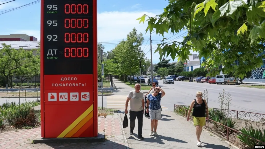 В Геленджике и соседних районах фиксируются перебои с топливом; продолжительные очереди на заправках и ограничения на продажу топлива сохраняются.