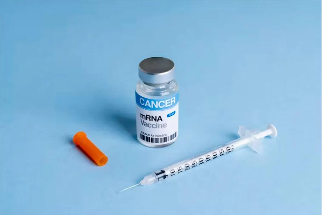 Компании Moderna и Merck объявили о прогрессе в тестировании персонализированной мРНК-вакцины против меланомы; в России вакцины включены в базовую программу госгарантий здравоохранения.