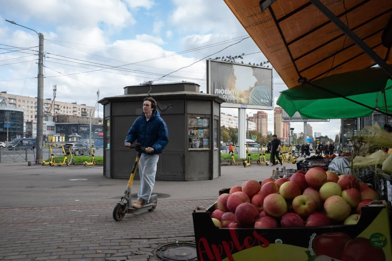 В Петербурге и Ленобласти продолжаются события вокруг пропавшего экс-главы района, аварий на трассе и приговора по делу о поджоге, а в России и мире обсуждают новые санкции и последствия конфликтов.