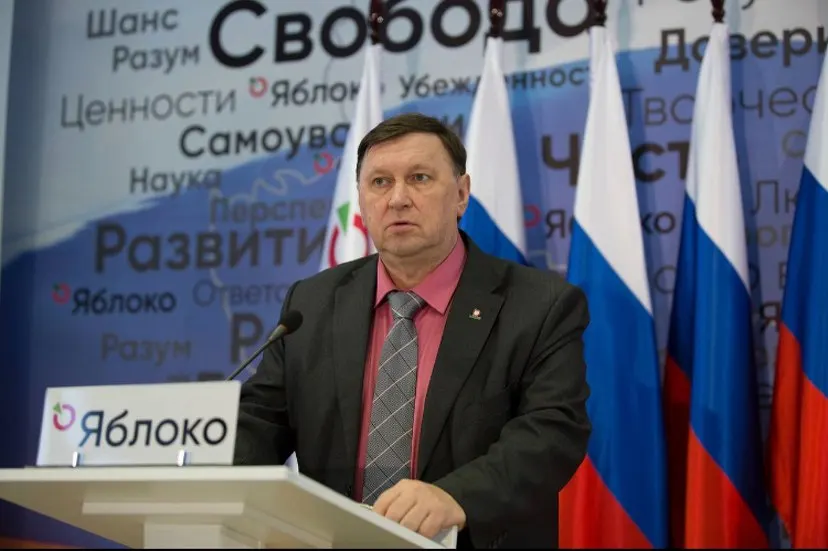 Московский областной суд отменил регистрацию кандидата от «Яблока» на выборах в Госдуму по Сергиево-Посадскому округу; в Екатеринбурге Ленинский суд вынес 10 суток административного ареста кандидату от той же партии за демонстрацию символики в соцсетях. По данным независимых источников, к началу месяца с гонки снято 36 оппозиционных кандидатов, большинство — из «Яблока»; за последние четыре дня число снятых увеличилось на пять.