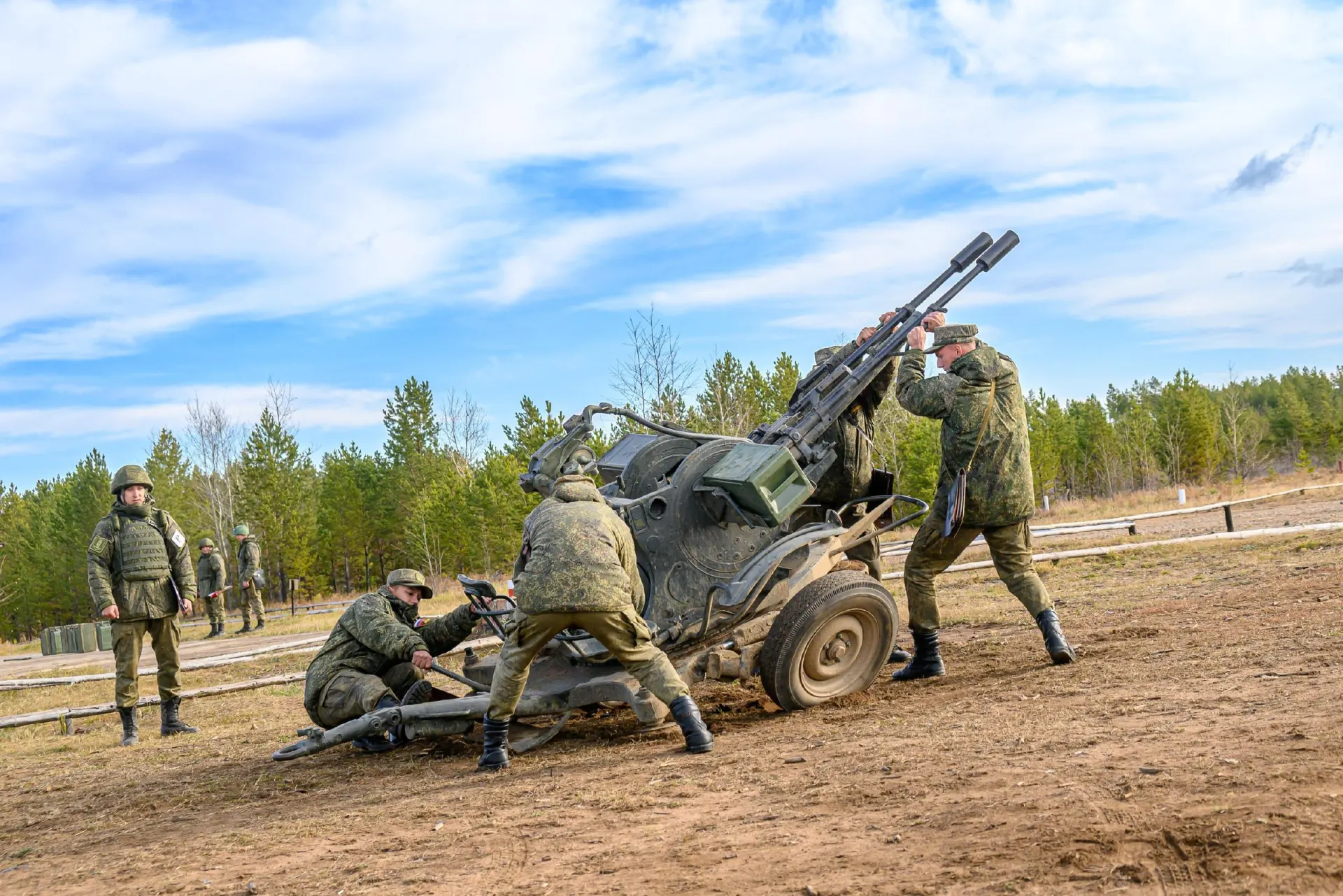 Указ предусматривает рост численности армии на 15,5 тыс. военнослужащих.
