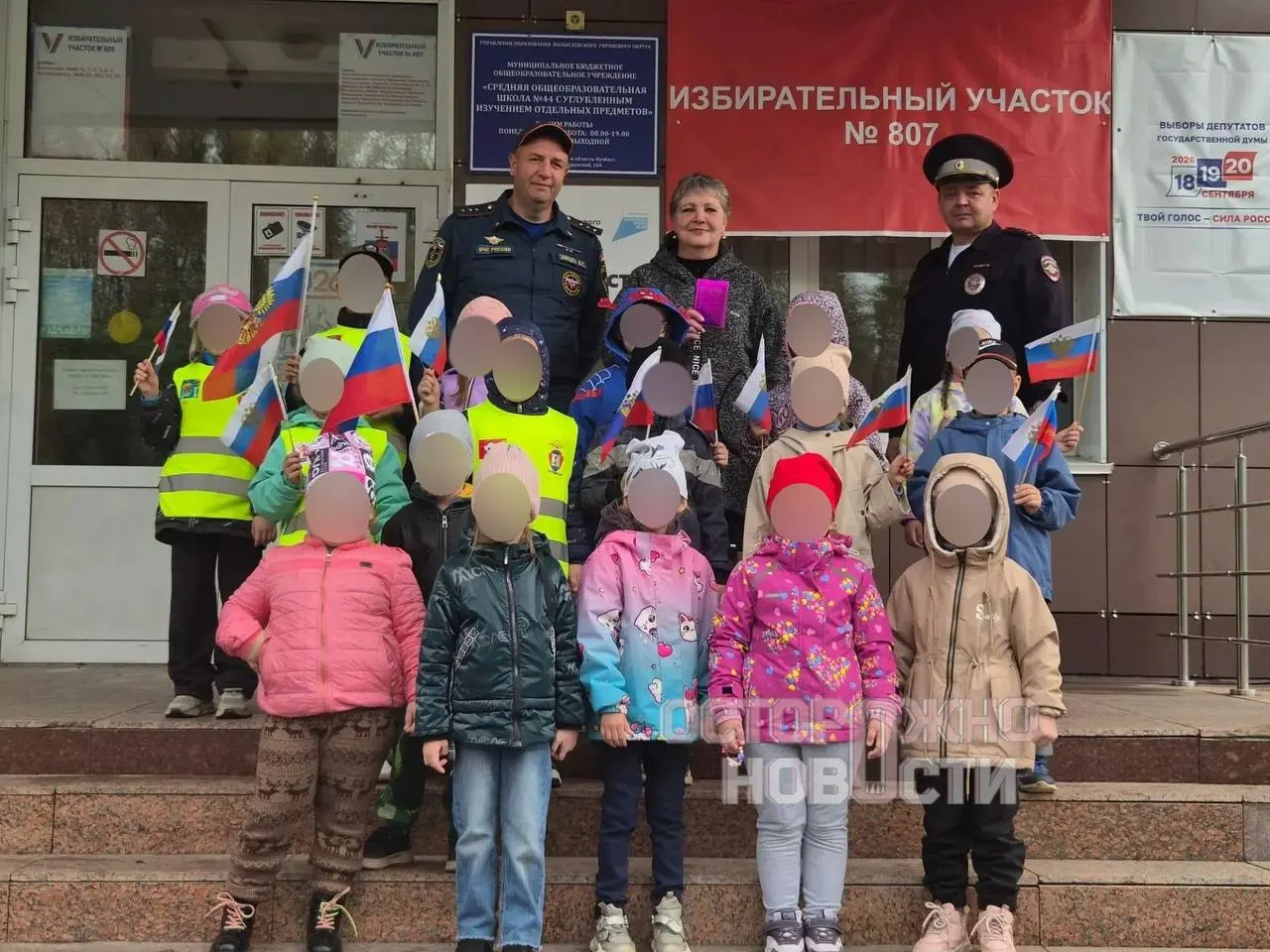 Детские сады регионов сообщают об участии детей в избирательном процессе через экскурсии, игровые голосования и другие мероприятия, сопровождаемые воспитателями и сотрудниками.