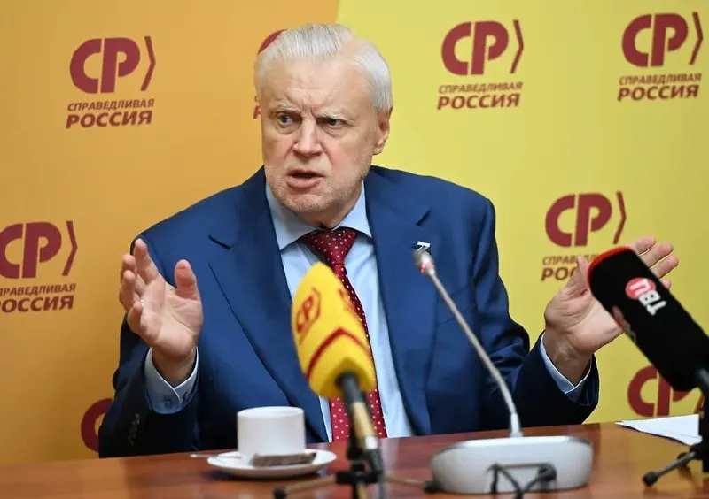 Лидер Справедливой России объяснил падение поддержки трудностями, связанными с СВО, и сообщил, что вернулся к работе, управляя партией дистанционно; участие в кампании он временно не планирует из-за травмы.