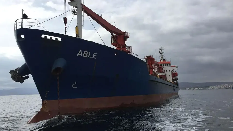 Два торговых судна в болгарских водах Черного моря подверглись атаке беспилотников; одно судно затонуло, экипаж эвакуирован, продолжаются поиски пропавших.