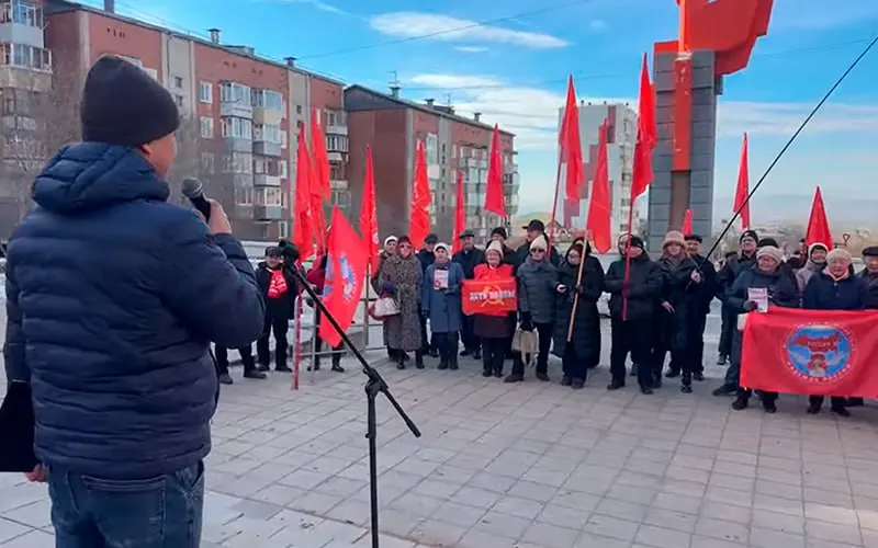 Около ста жителей Улан-Удэ вышли на митинг против предполагаемых нарушений на выборах; участники заявили об административном ресурсе и давлении на наблюдателей.