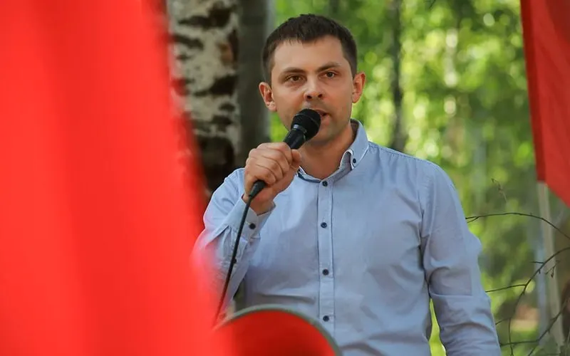 Региональные коммунисты заявили о задержании депутата Госдумы Олега Михайлова; вокруг разворачиваются митинги и обсуждается давление на активистов в регионе.